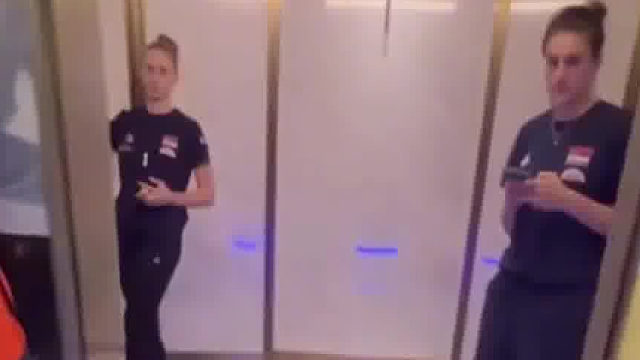 荷兰女排队员被中国的送餐机器人惊讶到！