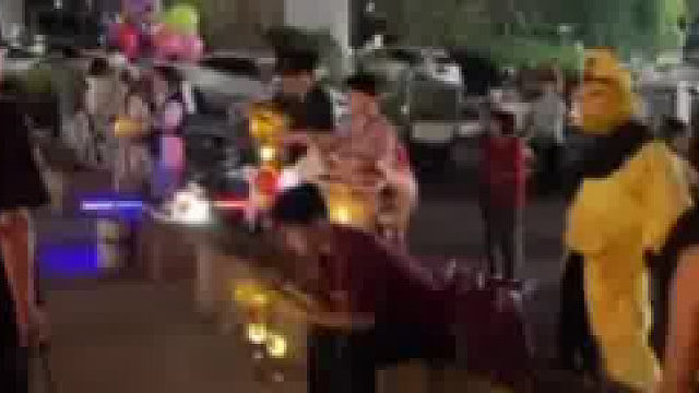 景区保安喇叭提醒游客：勿与“孙悟空”合影拍照