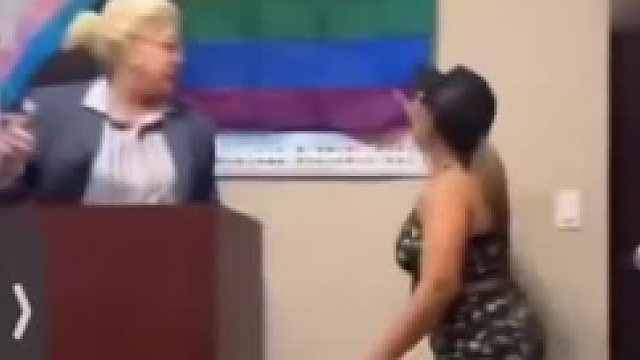 一位妈妈发现历史课上 挂起了代表“性少数”的旗帜