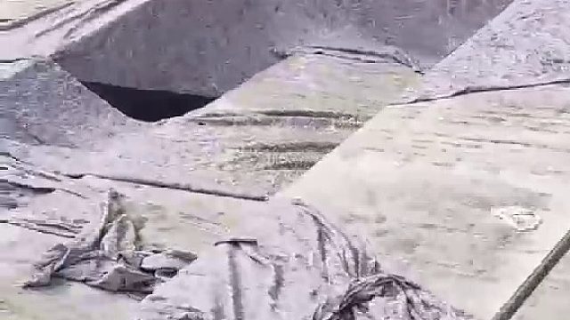 网传经十路地面突然塌陷大坑