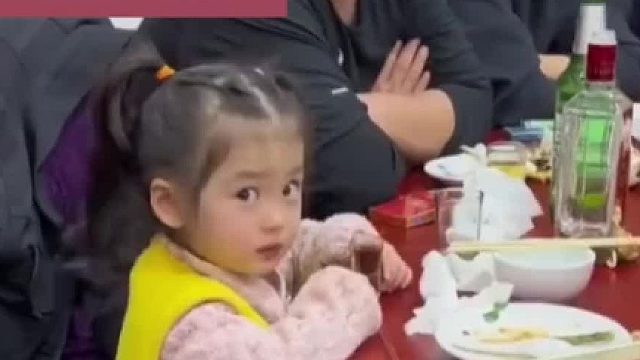 小女孩喝饮料被妈妈阻止，“我就喝，你管不了”。嘴上放狠话，动作还挺诚实