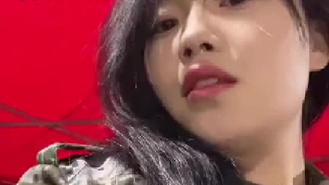 甜美女孩军训展示功夫，一出手直接将对方撂倒。网友：这就是可甜可猛…