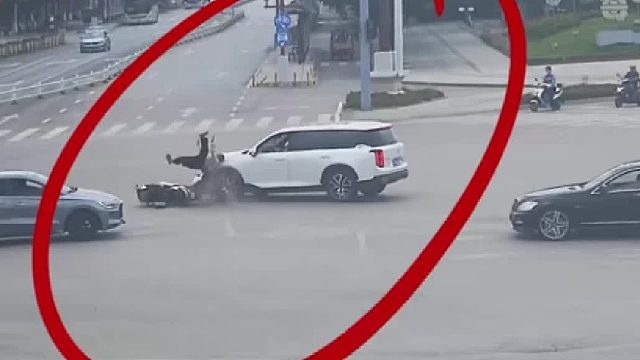 当闯“红灯”电动车碰上抢黄灯汽车！