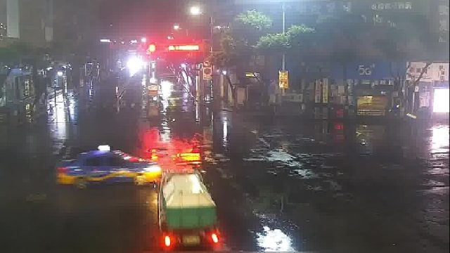 小货车抢黄灯真是太危险了！