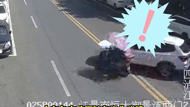 小车实线变道与电动两轮车发生碰撞！