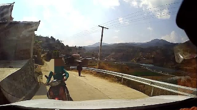 乡村弯道不减速两车相撞人受伤！