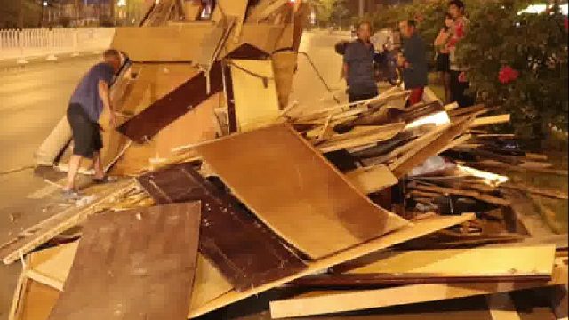 三轮车载货超载越高结果发生事故！