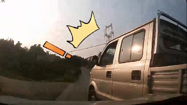 前方货车打转弯灯准备左转，小车为超越货车与其发生相撞！