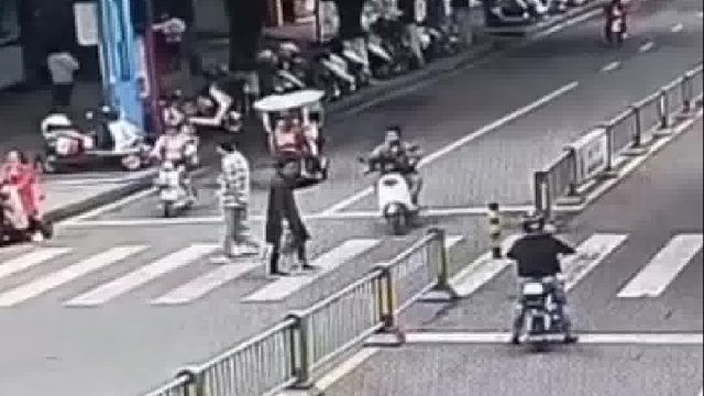 非机动车未靠路侧行驶结果与行人发生碰撞！