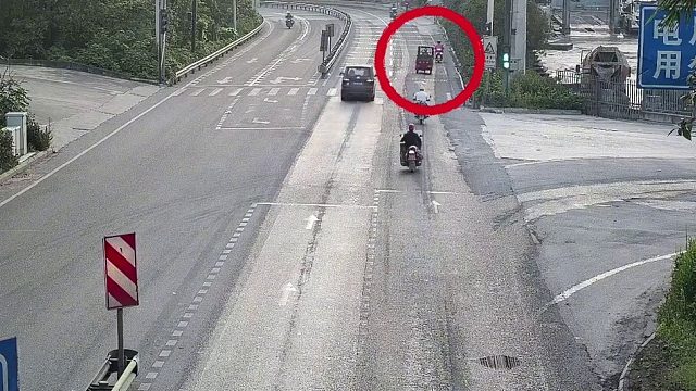 三轮车追尾摩托车！