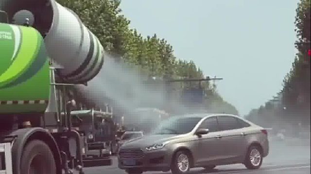 小车司机跟在河水车后面，”这个澡洗得爽歪歪“