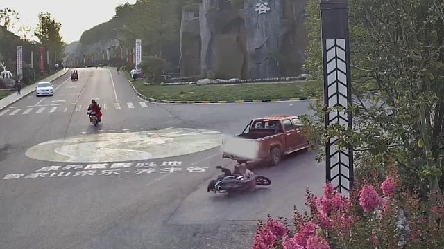 路口皮卡车与摩托车发生碰撞，摩托车驾驶员倒地！