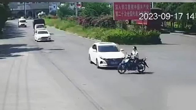 轿车司机性子急”抢一秒“骑车过路口被撞翻在地！