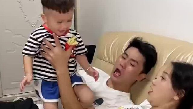 萌娃养成记：宝宝踩着爸爸准备跳到妈妈肚子上