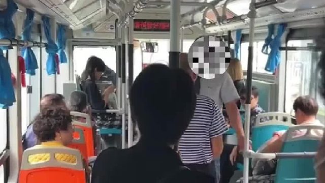 公交司机称公司规定有座时，老人必须落座才能开车