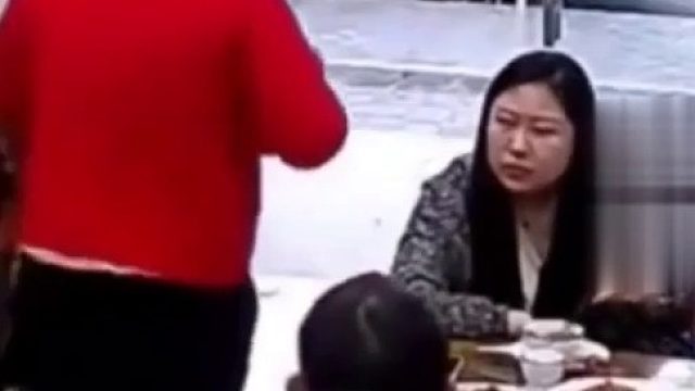 女子走进饭店拿起盘子里的一只吓扭头就走