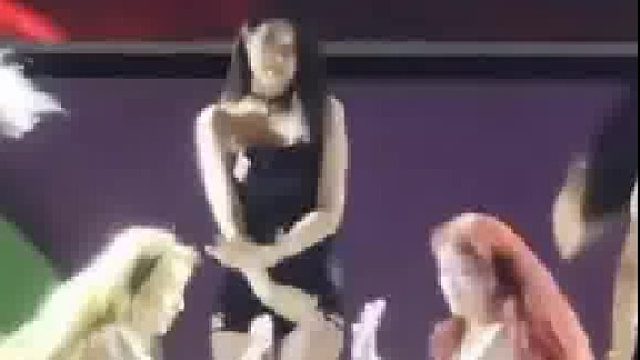 女生好奇保安叔叔咧着嘴拍摄...