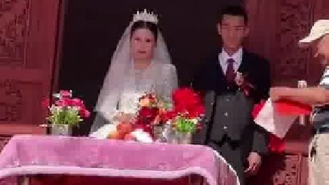 新娘弯腰伸头那下真的忍不住笑了