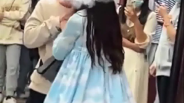 情侣大街上吵架引围观，男子气的面红耳赤，“为了给你转我饭都吃不上了”