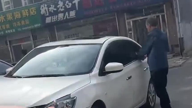 大爷错把女子的车当成自家的车，给女子洗了一半的车才发现洗错了
