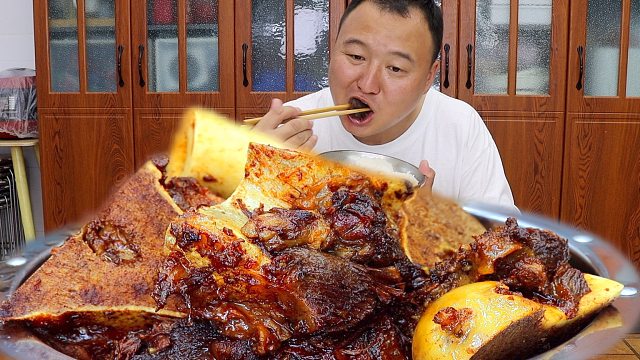 岳父送来16斤牛大骨，阿强农家做法炖内蒙牛大骨，抱着啃，超过瘾