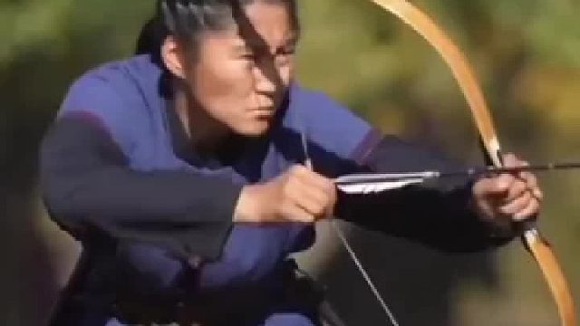 马跑在快她肩膀还是平稳的。