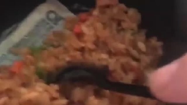 男子点外卖吃出10元现金，商家用吃出来的钱赔偿