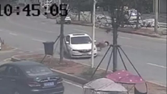 超速车辆遇行人横穿马路互不相让惹事故！