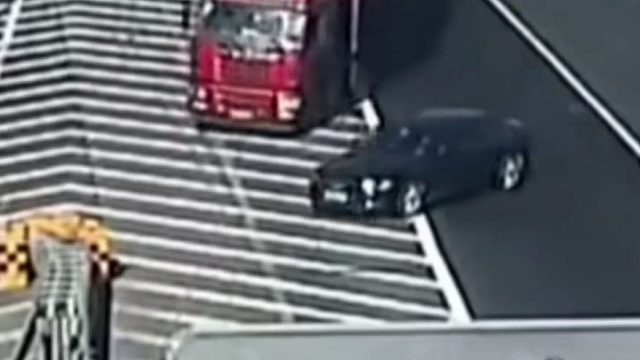 小车突然横穿变道，半挂车避让不及侧翻小车却？？？