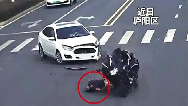 小车过路口猛然变道发生事故，后方摩托车避让不及撞上小车！
