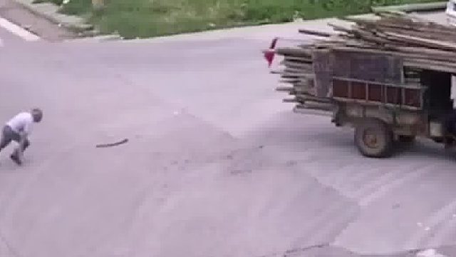 拖拉机被撞失控老伯爬起来飞奔扶正！