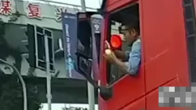 货车司机等红绿灯间隙削苹果吃，刚削好就掉了！