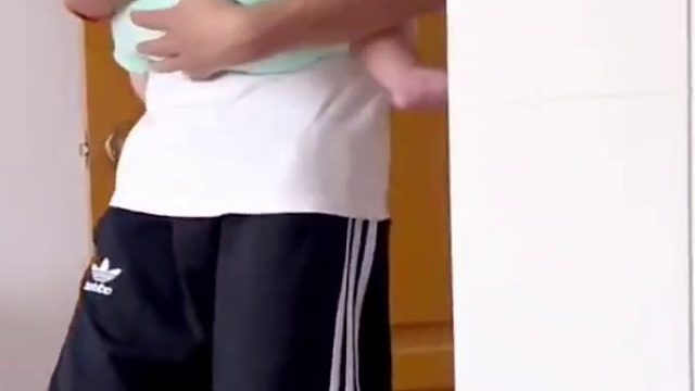 宝爸小心翼翼哄孩子睡觉呼，看到眼睛那一刻笑出声了，网友：主打一个敌不动我不动！