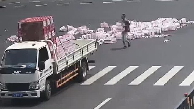 货车转弯时物品散落一地，下一秒他们出现……