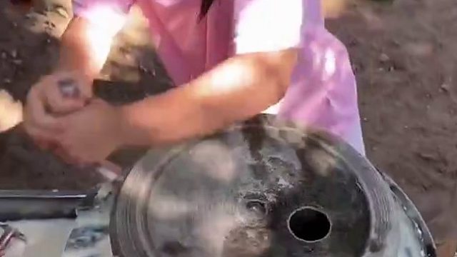 新入幼儿园的小朋友们第三天，娃娃们专注于做饭无暇哭闹。网友：一个敢做的，一群敢吃的！