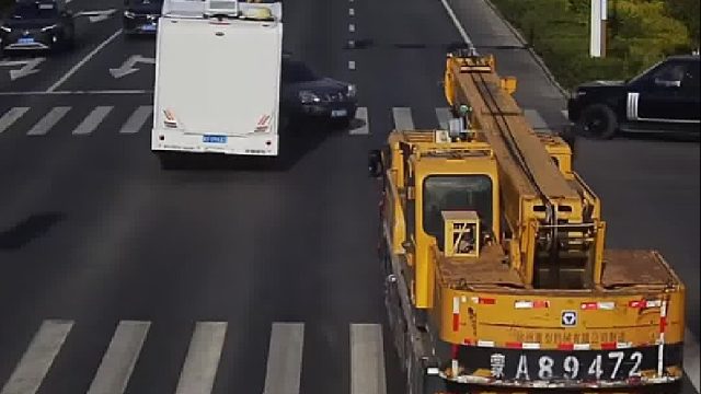 转弯未让直行负全责！