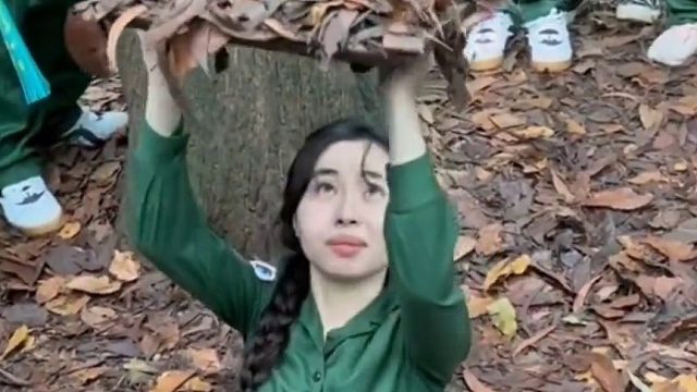 越南大学生军训体验丛林地道