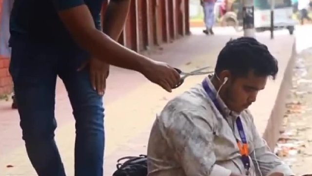 街头恶作剧！这也太损了吧？歌听到一半没声了……