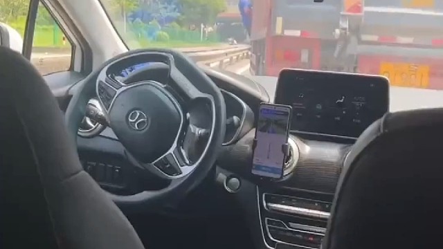 滴滴司机半路下车和前车吵架
乘客：长这么大，第一次碰到