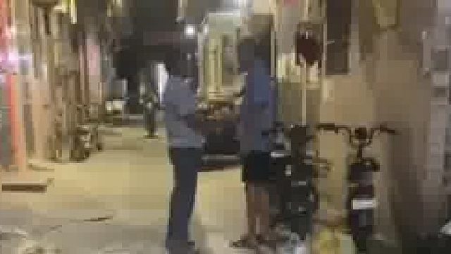 巷子两两人发生争吵，一扭头发现猫咪依在门槛上看热闹