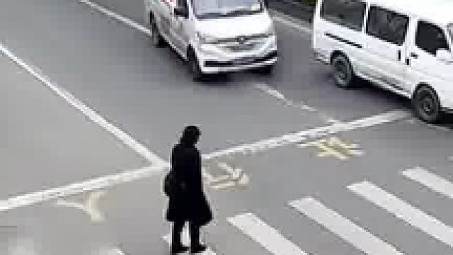 女子误以为停车让行，下一秒却被车撞上