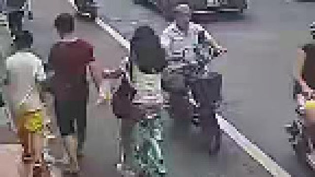 狠人，跟罐车抢道，还是在盲区里