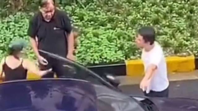 女子将车停在小区路中间，导致其他车辆通行受阻