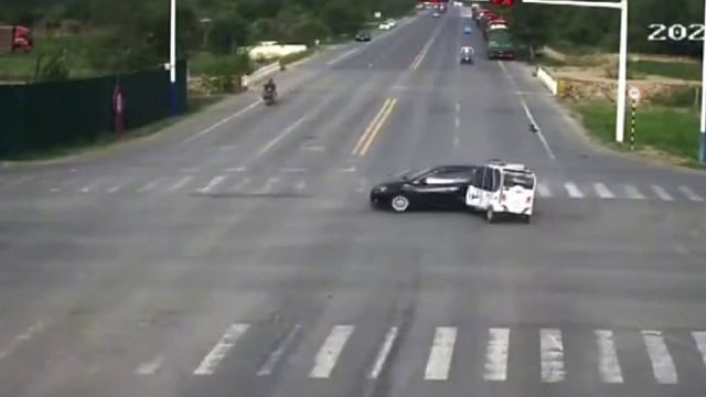 闯红灯酿事故监控记录惊险一幕！