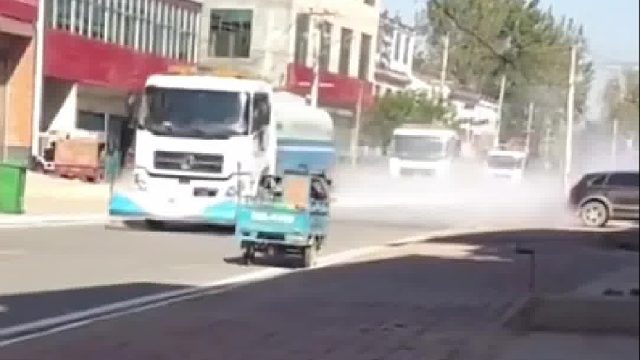 洒水车作业时不避让行人，三轮车主被连喷三次！
