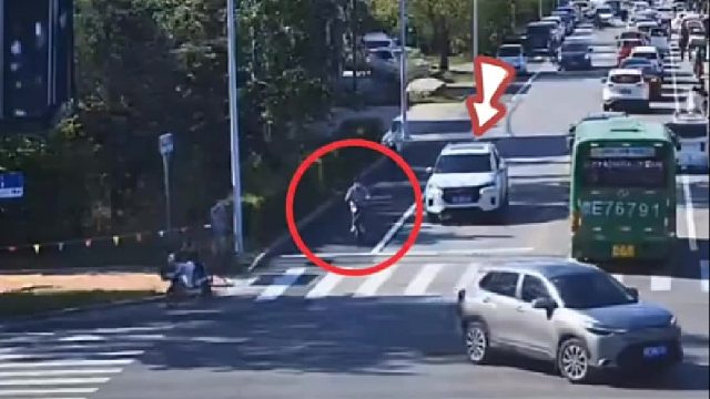 电动车违规变道车损人伤负全责！