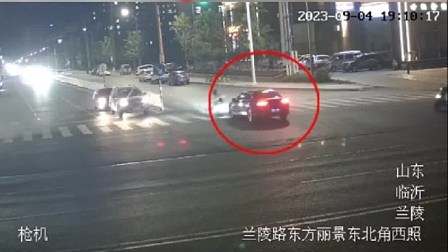 小车路口左转不让直行摩托车！