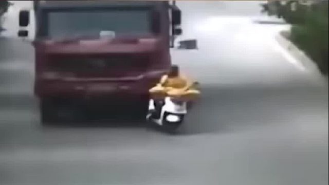 摩托车小哥丢车保命货车司机听吓慌跪地找人