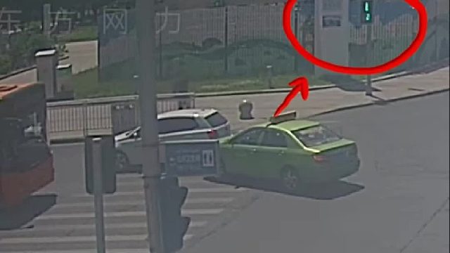 惊险行人“奔跑式”过斑马线被撞飞！