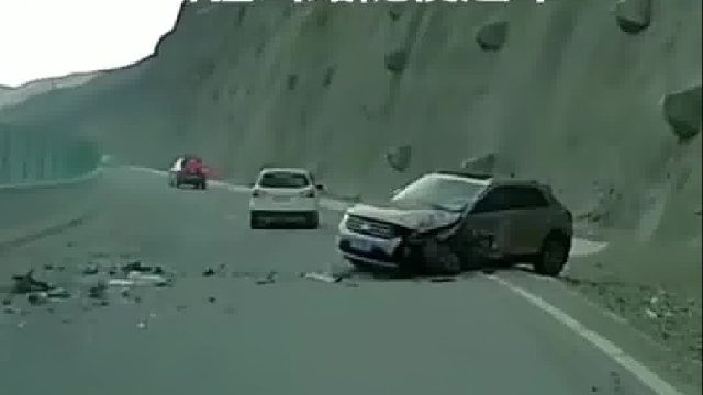 这种人害人害已山路随便超车！